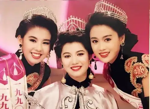 50岁祝英台晒冻龄照,嘟嘴卖萌似少女,与马文才婚姻幸福
