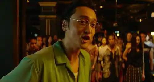 孤注一掷出场就把男二看呆,这才是赌片荷官该有的颜值