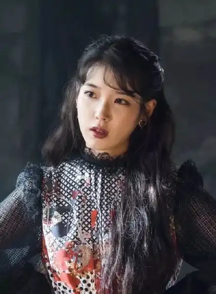 看德鲁纳酒店满月社长iu的复古时装秀