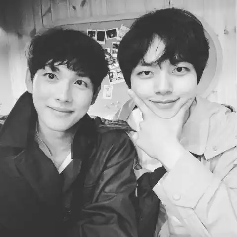 拥抱太阳的月亮任时完分享和吕珍九的师生合照,在带轮子的家2重逢
