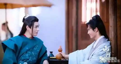日报姚明明与女生亲吻视频曝光信与女子亲密互动赵薇与绯闻男友同框
