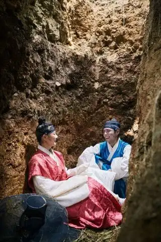 云画的月光片场照集锦傲娇王世子朴宝剑呆萌又体贴
