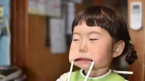 二胎妈妈狂晒女儿1000张丑照走红网络,网友不要停