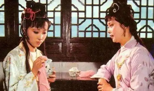 欧阳奋强说,当年她太美,被很多人暗恋,这些照片就是最好的证明
