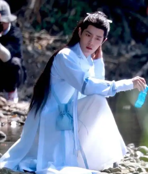 肖战表演绝了同样是吹笛子时影太仙魏无羡潇洒