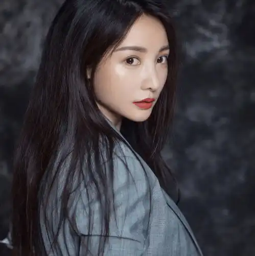 38岁柳岩近照曝光,身穿西装英姿飒爽,宛如职场女强人,不敢认了