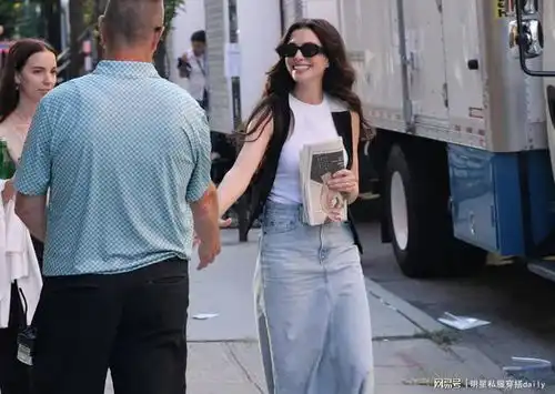 安妮海瑟薇不会老吗穿普拉达的女王2定妆照,2套穿搭帅又美