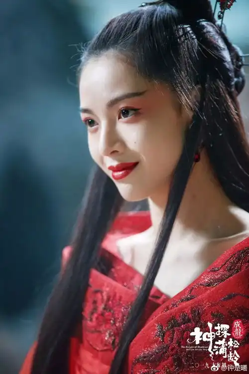 钟楚曦花式秀腿上热搜除了逆天美腿,她的聂小倩妆容更吸睛
