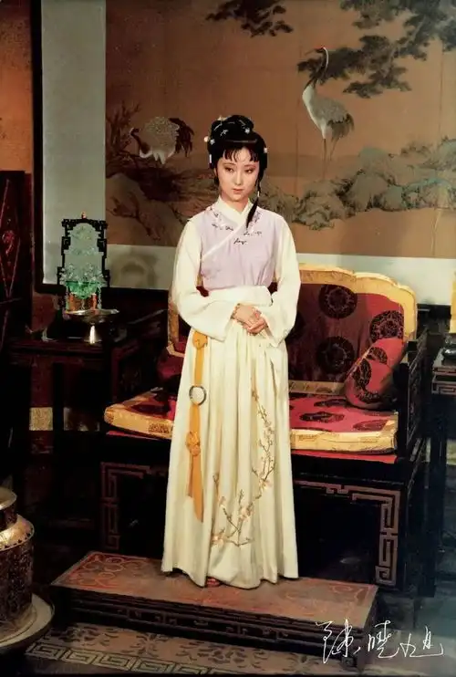 被称为金陵十二钗之首的林黛玉,为何进贾府后,就变得越来越世俗