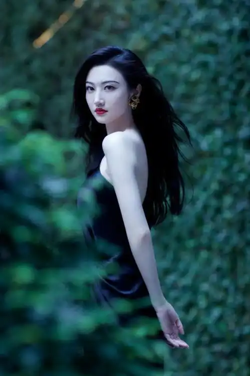 景甜翻红后也敢穿,穿斜肩黑裙凹凸感让人着迷,惊艳不输司藤
