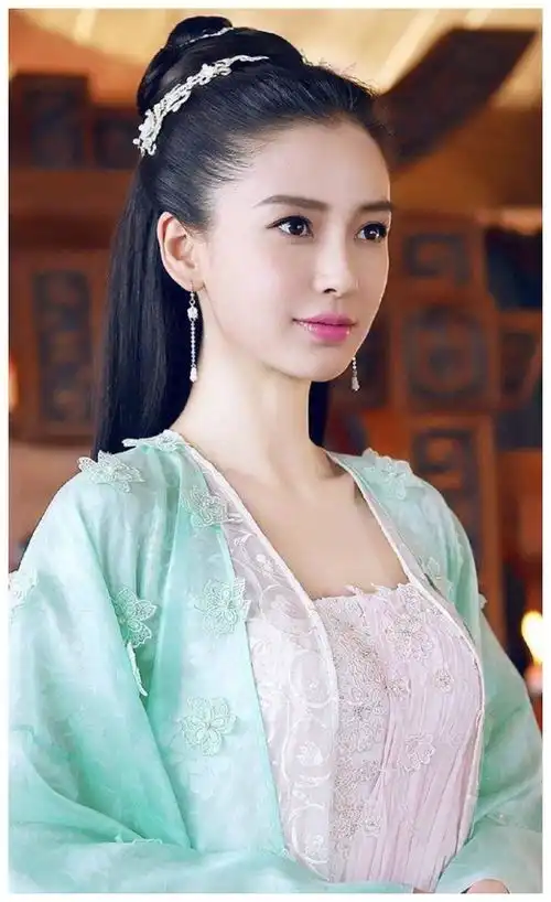 一袭红裙美出圈,风姿绰约惹人怜,杨颖我还需要演技
