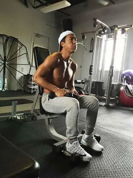 功夫巨星成龙甄子丹吴京还在继续打着,而他却只能淡出荧屏