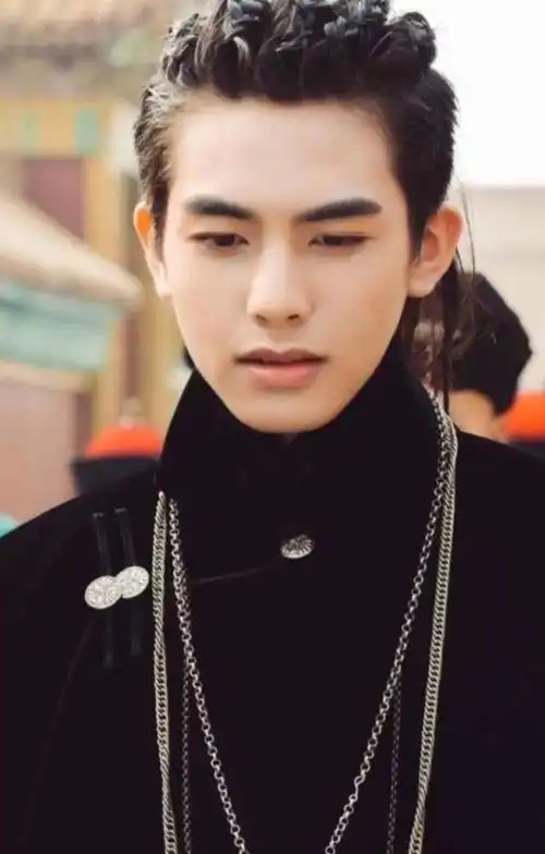 宋威龙未成年时拍的首部民国剧,半大少年演半妖鼻祖像秀气的土匪