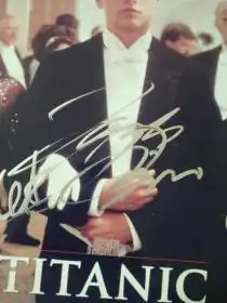 小李子莱昂纳多迪卡普里奥凯特温斯莱特凯茜贝茨三人合签泰坦尼克号剧照,三位都是奥斯卡影帝影后,签这么认真的很少见,有保真证书