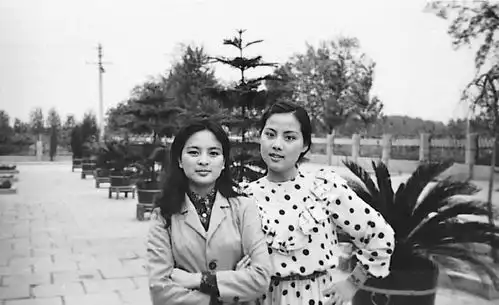 87版红楼梦演员生活合照,当年的他们略显青涩,很多人完全认不出
