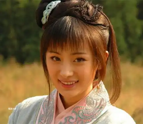 杨幂爸爸晒女儿青涩美照,少女幂五官立体颜值和现在没差别
