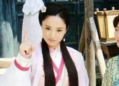 如今饱经风霜的董璇,曾经也是荧幕上受宠的小花旦
