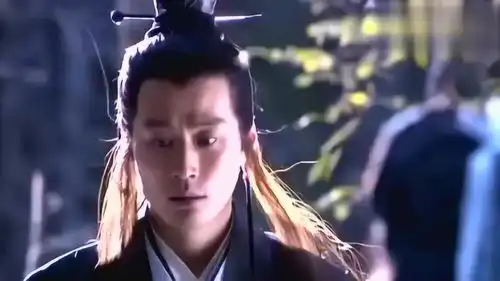 神雕侠侣刘亦菲版的小龙女丢给尹志平一瓶解药,动作潇洒
