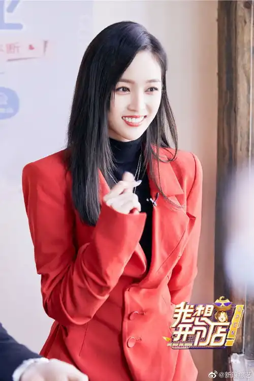 组图吴宣仪红色西装又美又飒红唇散发化身小吴总slay全场