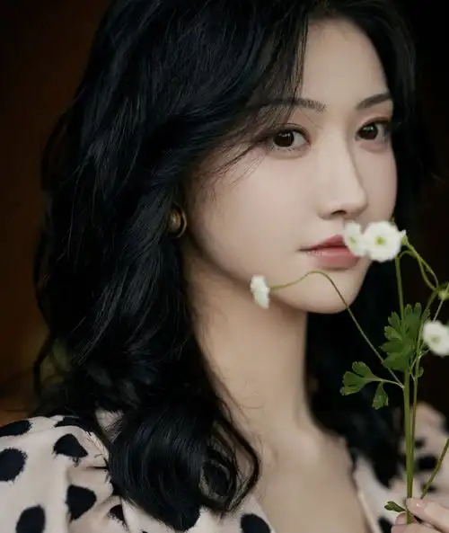 波点风靡上个世纪60年代,即便到如今,依旧拥有许多忠实的拥护者