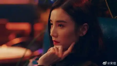 宋佳晒十八宫格告别盛装手抱冰墩墩祝大家永远纯粹