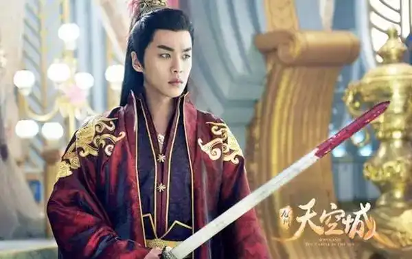 他默默宠了女友六年,不拼爹不做富二代,却把演员刻进了骨子里