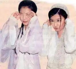 16年前倚天罕见幕后照,高圆圆和贾静雯扮鬼脸,谁更美