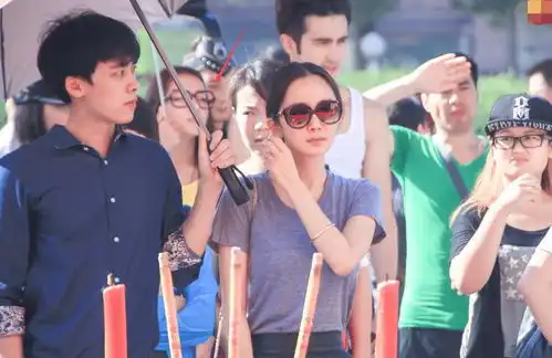 7年前古剑奇谭开机照,杨幂李易峰站前面,迪丽热巴毫不起眼站后排
