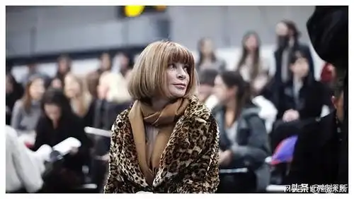 电影穿普拉达的女王中主人公的穿搭对职场权力的映射
