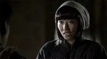 对比新老版亮剑中的秀芹一个往自己脸上抹灰,一个白白净净
