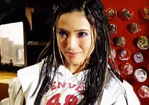 15岁演女主角,把老公捧成大导演,烈火如歌扮暗夜绝抢镜