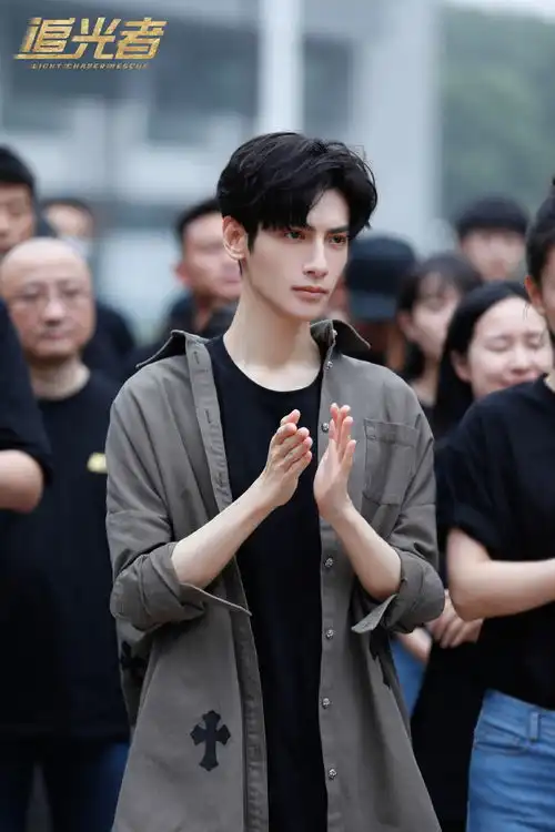 组图追光者开机官宣罗云熙吴倩三度合作

