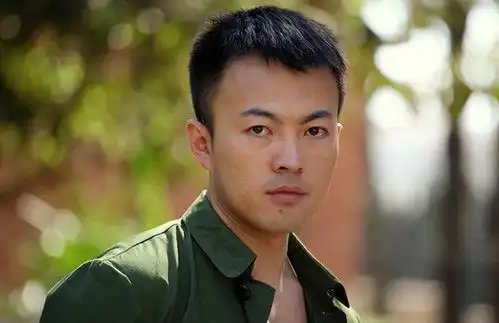 父亲是金牌编剧,媳妇是演员,他本不用担心资源,却从龙套做起
