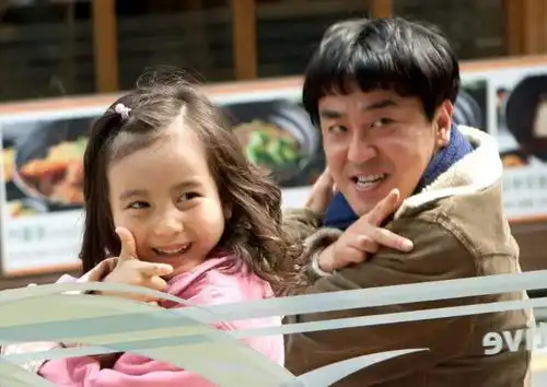 七号房的礼物里的小女孩长大了近照曝光,五官精致清纯无比