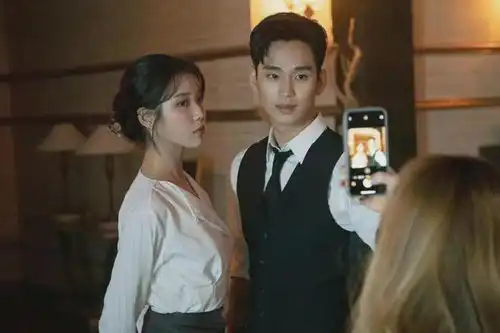 世纪合照再添璀璨一笔金秀贤与iu同框美照引热议