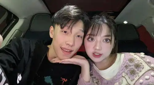 快乐星球中的冰柠檬晒结婚照,当年的小女孩也长大了啊
