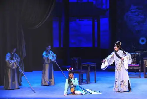 红楼梦驻场宛平剧院首轮启幕,台上经典台下潮流开启越剧沉浸式观赏新体验,观众直呼太虚幻境
