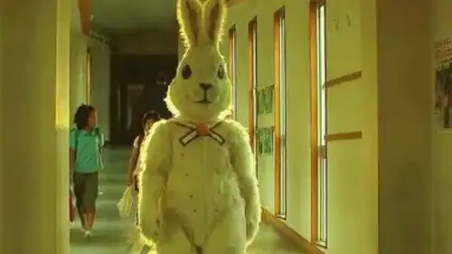 恐怖兔子玩偶来报仇,只因女孩小时候做了这件事,最后害了全家