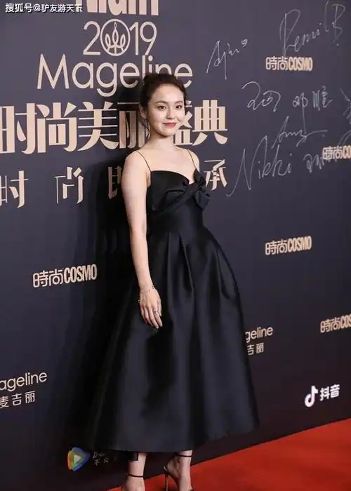 新欢乐颂五美之一张佳宁,私下穿蓝色小礼裙,越看越有韵味