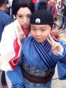 景甜晒古装剧照手搭小演员肩上嘟嘴卖萌