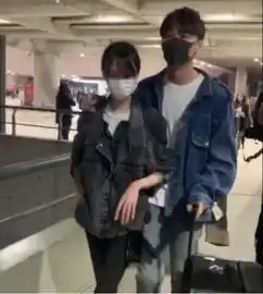 郑爽现身机场造型甜美可爱,牵手男友显甜蜜,他贴心推行李
