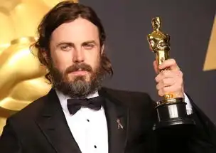 上届最佳男主得主卡西阿弗莱克退出奥斯卡颁...
