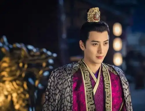 皇帝刚驾崩,太子就让母后们侍寝,气得国丈灭了他全族
