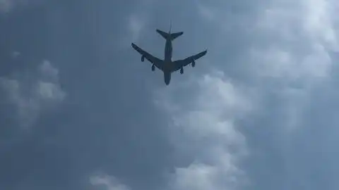 飞机飞过天空天空之城