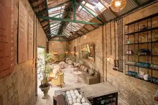 15岁的她喝遍全球1000家咖啡馆,在成都开了布达佩斯大饭店
