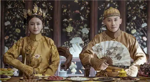 她和奶奶同嫁乾隆,奶奶被封皇后宠冠六宫,她却无人问津孤独终老