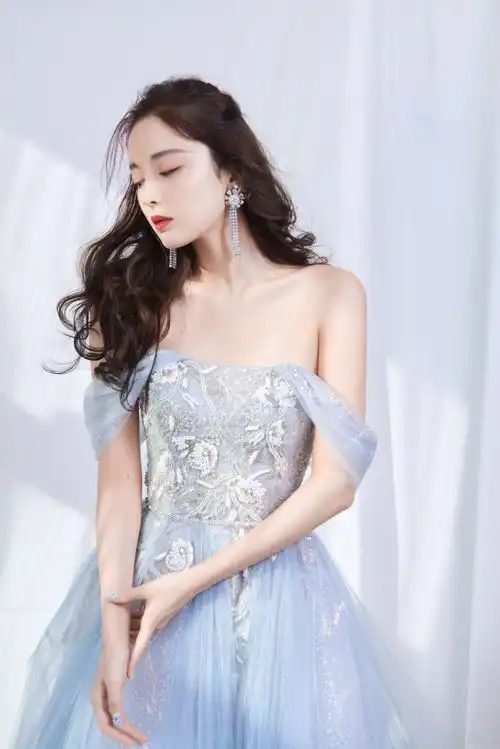古力娜扎仙女上线,露肩薄纱刺绣裙浪漫典雅,眼角水晶泪梦幻甜美
