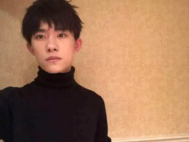 易烊千玺片场用油漆桶泡脚,袜子和十块钱包邮拖鞋亮了