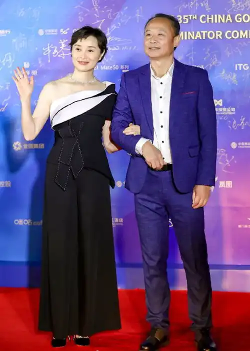 戚薇比吴越年轻漂亮得多,但两人同框对比强烈,她素颜却让人舒服
