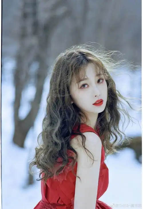 虞书欣红裙白雪中剧照